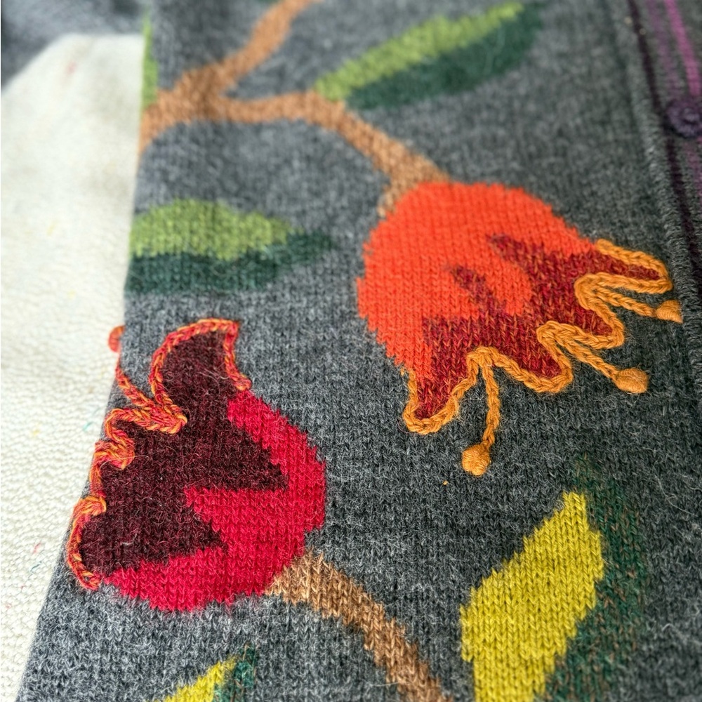 🦙🧶100% Peruvian Alpaca Floral Embroidered Button-Up Sweater Cardigan - Picture 6 of 13